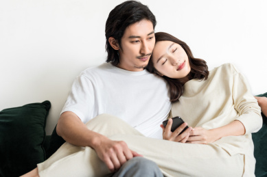 年轻情侣坐在沙发上