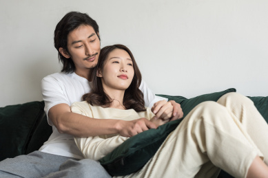 年轻情侣坐在沙发上