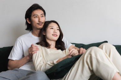 年轻情侣坐在沙发上