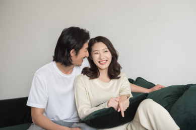 年轻情侣坐在沙发上