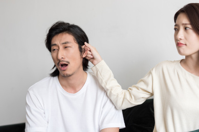 女士在揪男士耳朵