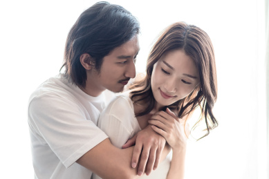 在床上坐着的年轻情侣