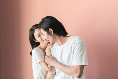 粉色墙前的年轻情侣