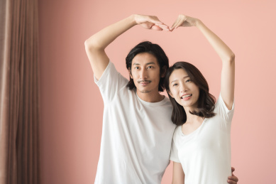 粉色墙前的年轻情侣