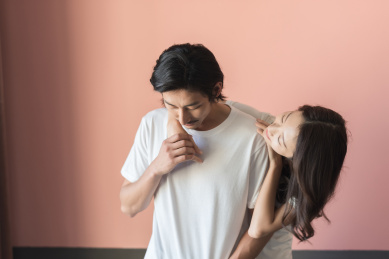 粉色墙前的年轻情侣