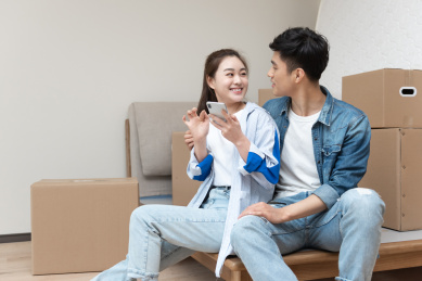 一对年轻的亚洲情侣正在搬新家