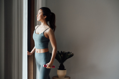 亚洲年轻女孩在家做运动