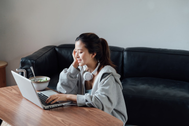 亚洲年轻女孩在家用电脑