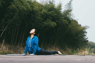 亚洲年轻女孩在户外做运动