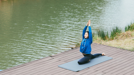 亚洲年轻女孩在户外做运动