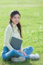 坐在草地上的亚洲时尚女孩