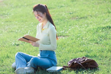 坐在草地上的亚洲时尚女孩