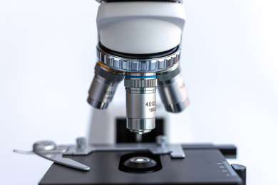 一个光学显微镜的特写照片