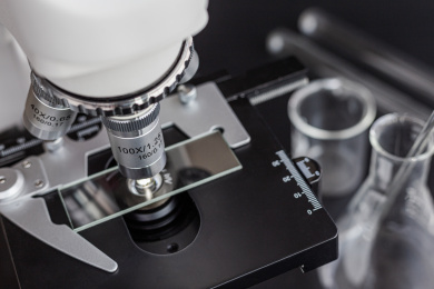 一台显微镜和一些实验器具