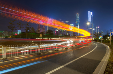 广州公路和写字楼，汽车光轨