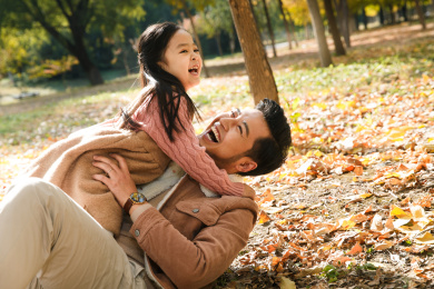 爸爸和女儿在户外玩耍