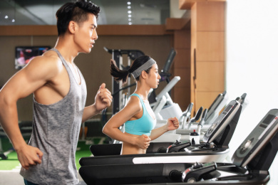 青年人在健身房里健身