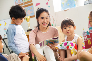 幼儿园老师给小朋友们讲故事