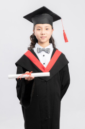  身穿学士服的亚洲小学女生