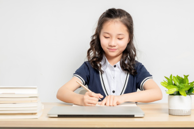 正在写作业的亚洲小学女生