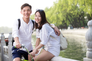 快乐的青年情侣