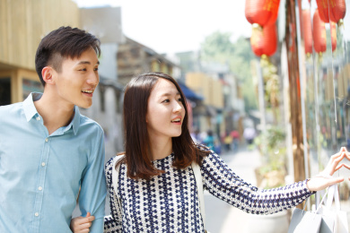 青年情侣逛街购物