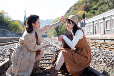 青年闺蜜坐在铁轨上