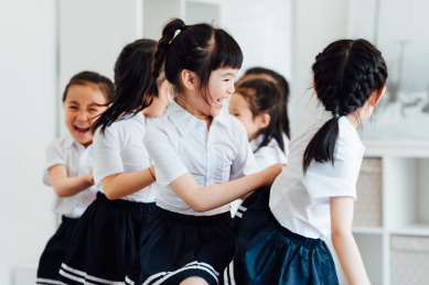 幼儿园小朋友们在做游戏