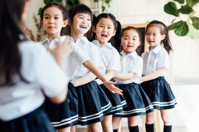 幼儿园小朋友们在做游戏