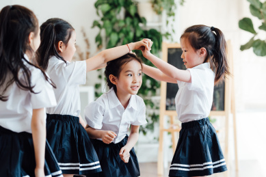 幼儿园小朋友们在做游戏