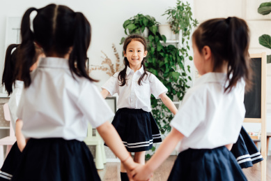 幼儿园小朋友们在做游戏