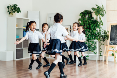 幼儿园小朋友们在做游戏