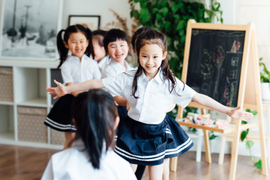 幼儿园小朋友们在做游戏