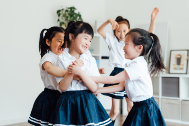 幼儿园小朋友们在做游戏