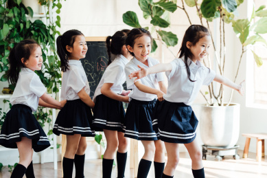 幼儿园小朋友们在做游戏