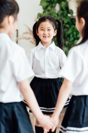 幼儿园小朋友们在做游戏