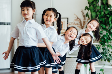 幼儿园小朋友们在做游戏