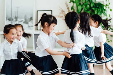 幼儿园小朋友们在做游戏