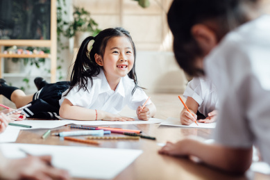 幼儿园小朋友们在画画