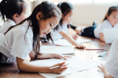 幼儿园小朋友们在画画