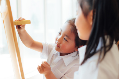 幼儿园小朋友们在画画