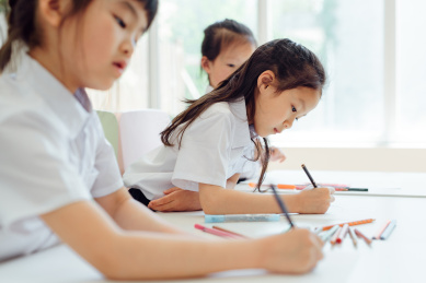 幼儿园小朋友们在画画