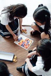 幼儿园小朋友们在玩玩具