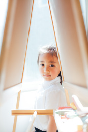 幼儿园小朋友们在画画