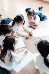 幼儿园小朋友们在画画