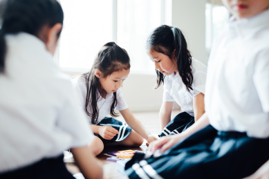 幼儿园小朋友们在玩玩具