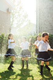 幼儿园小朋友们在院子里玩耍