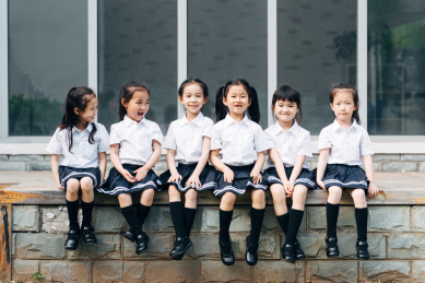 幼儿园小朋友们坐成一排