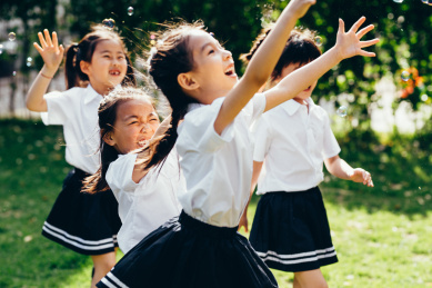 幼儿园小朋友们在院子里玩耍