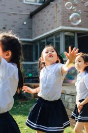 幼儿园小朋友们在院子里玩耍